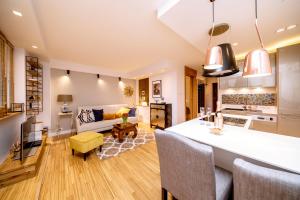 Golden Apartment with Air Condition by Your Freedom