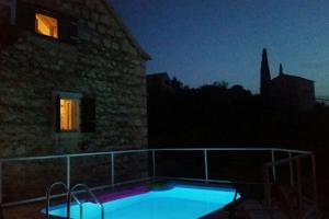 Bobovišća, old stone house with private pool