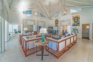 Magnificent 5-Bedroom Estate Villa, Sleeps 12