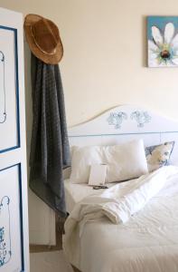 Zimmer mit Kingsize-Bett und Meerblick