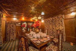 Swan Heritage Houseboats