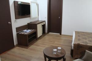 Standard Double or Twin Room with Side Sea View room in Olbia Hotel