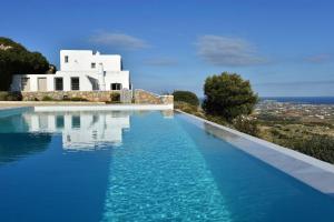 Villa Moonlight · Exquisite villa for 10 with pool, helipad Paros Greece