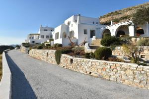 Villa Moonlight · Exquisite villa for 10 with pool, helipad Paros Greece