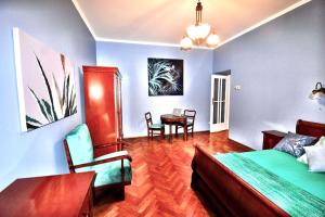 Fine Art Luxury Stay in the Old Town absolute center