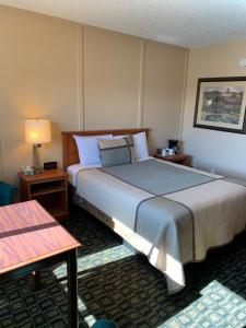 Townhouse Inn & Suites