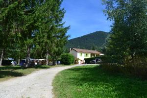 Campings Chalet et mobil homes dans la montagne au Camping les Sapins : photos des chambres