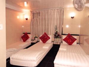 First Inn 24 HOUR RECEPTION 10TH F, Block D & E CHUNGKING MANSION TST