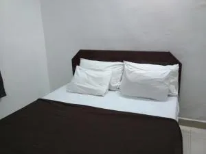 Haritha Apartments, Helpful Staff, Near Bus & Railway Station, Geyser, TV, Best priced Family-Only Apartments in Tirupati, Big Families, Groups Welcome - Тирупати