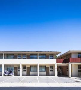 Hi 5 Glenelg Studio Apartment