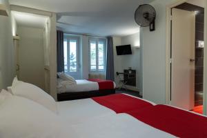 Hotels The Originals City, Hotel Lecourbe, Paris Tour Eiffel (Inter-Hotel) : Chambre Quadruple