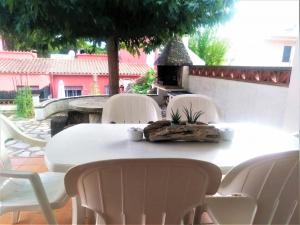 Three-Bedroom Apartment room in Apartamento Montgó