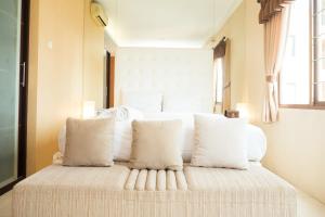 Antique 3BR at Grand Setiabudi Apartment By Travelio