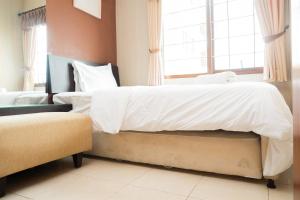 Antique 3BR at Grand Setiabudi Apartment By Travelio