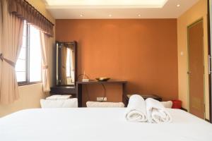 Antique 3BR at Grand Setiabudi Apartment By Travelio