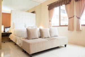 Antique 3BR at Grand Setiabudi Apartment By Travelio