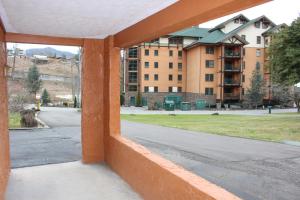 Spacious Downtown Condo Walking distance to Downtown Gatlinburg Sleeps 6 guests