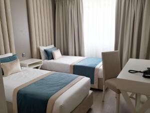 Hotels HOTEL LES 3 VALLEES : Chambre Lits Jumeaux