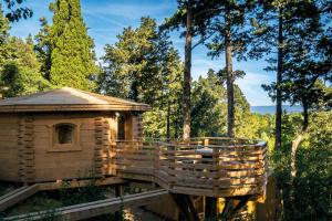 Hotels Les Cabanes Dans Les Bois : photos des chambres