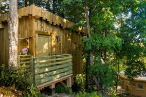 Hotels Les Cabanes Dans Les Bois : photos des chambres