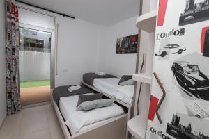 DIFFERENTFLATS Paradise Village Families