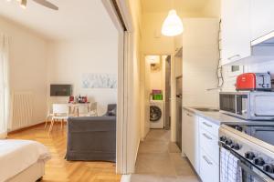 Top sightseeing 3rd floor studio on a paved road!