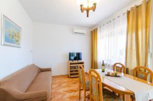 One-Bedroom Apartment in Crikvenica V