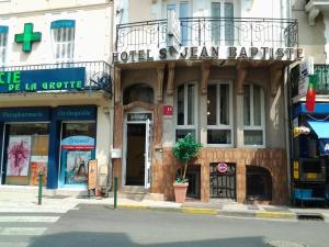 Saint Jean Baptiste hotel, 
Lourdes, France.
The photo picture quality can be
variable. We apologize if the
quality is of an unacceptable
level.