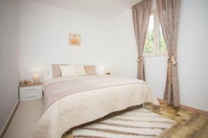 Two-Bedroom Holiday Home room in Holiday house with a parking space Podstrana Split - 13946