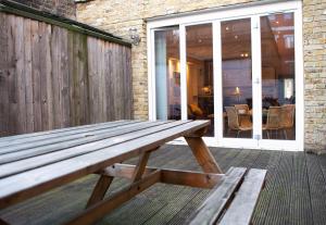 Apt 1, Trafalgar Square 1st Floor by Indigo Flats