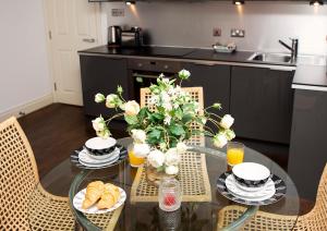 Apt 2, Trafalgar Square 2nd Floor by Indigo Flats