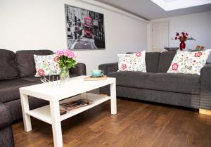 Apt 3, Trafalgar Sq (Duplex, 3rd & 4th flr)