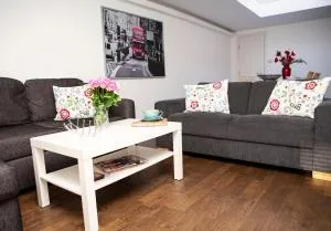 Apt 3, Trafalgar Sq Duplex, 3rd & 4th floor by Indigo Flats - London