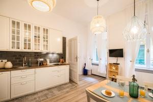 St Stephen Boulevard Apartment Next To Danube