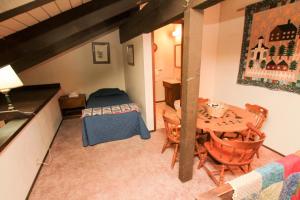 Discovery 4 #128, Loft