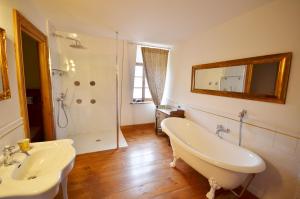 B&B / Chambres d'hotes Chambres d'hotes Chateau De Grunstein : Suite Victorine 