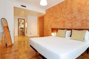 Lovely and chic 5 Bedroom Apt next to Sagrada Familia
