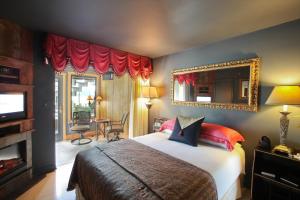 Suite with Hot Tub room in Twin Pine Manor