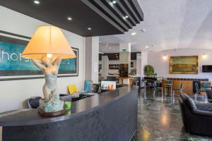 Hotel Plaza con piscina