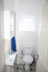Milton House - Entire 3Bed House FREE WIFI & 4 FREE PARKING Spaces Serviced Accommodation Newcastle UK