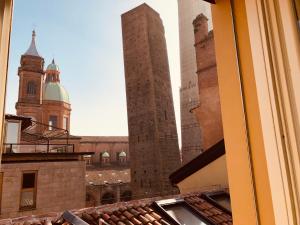 Asinelli Panoramic Rooftop, In front of the Two Towers