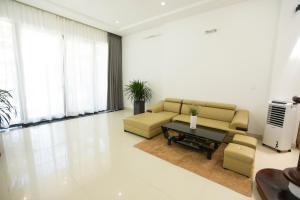 Ben Villa-3 walk to My Khe Beach.