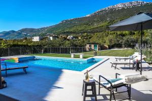 Dalmatian Sea-View Villa with Pool, Jacuzzi, Gym and Botanical Garden Near Trogir & Split