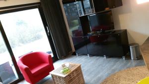 Appartement HELIOS, met VERWARMD ZWEMBAD, eigen KEUKEN, ZONNIG TERRAS nabij DORP, DUINEN en STRAND