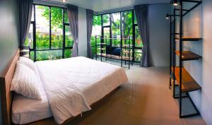 Phòng Giường Đôi Lớn Loại Sang (Deluxe Queen Room)
