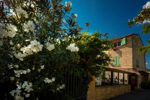 LOGIS HOTEL L Auberge dUzes