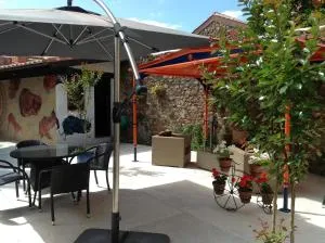 鲁拉勒斯拉维拉彼德拉公寓酒店 - 洛斯科拉莱斯-德布埃尔纳