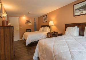 Two Queen beds-short walk to Inn room in Shawnee Inn and Golf Resort