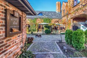 Folwark Białych Bocianów