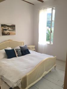 Villa Riva, Vis